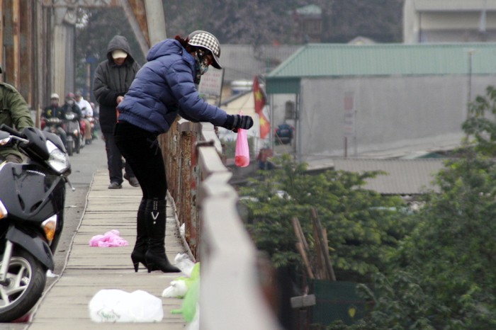 Trên cầu Chương Dương hay cầu Long Biên, tình trạng vứt rác trong ngày 23 tháng chạp diễn ra phổ biến hơn nhiều so với các địa điểm khác.
